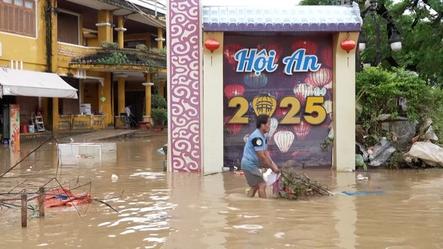 „Potvynis sunaikino viską“: Vietnamą siaubia mirtinos audros, užlieta 116 tūkst. namų
