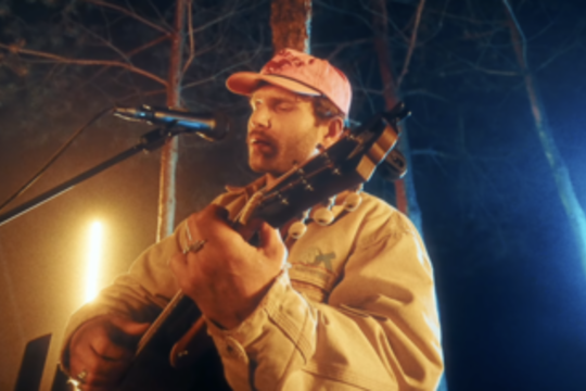 Vaidas Baumila pristato jautrią kūrinio „Man ramu“ versiją ir miške įamžintą vaizdo klipą