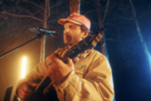 Vaidas Baumila pristato jautrią kūrinio „Man ramu“ versiją ir miške įamžintą vaizdo klipą