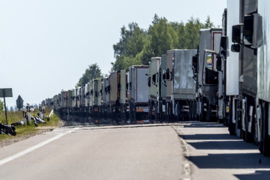 Tūkstančiai vežėjų įstrigę pasienyje: grįžti kitu keliu neleidžia Baltarusijos pasieniečiai