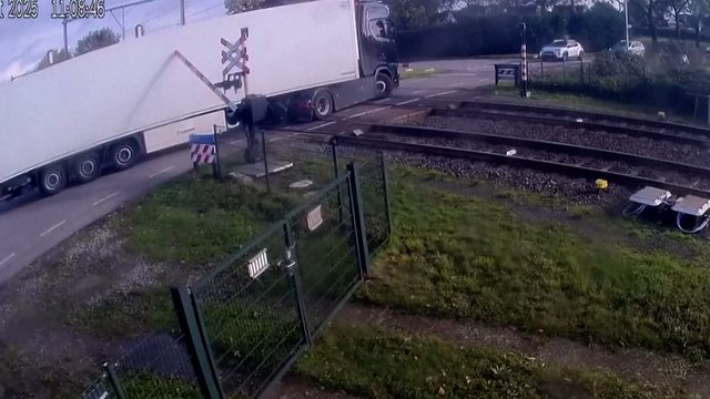 Kameros užfiksavo galingą traukinio ir sunkvežimio susidūrimą pervažoje