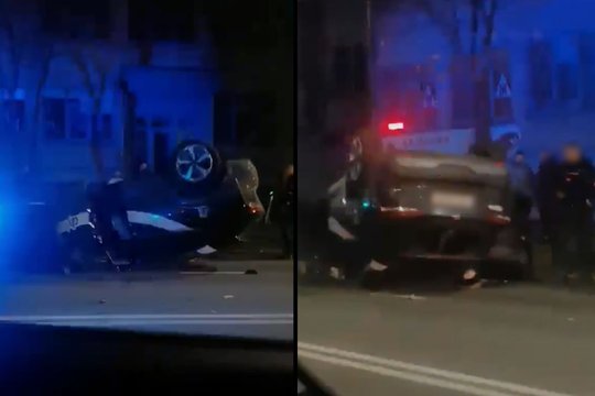 Kraupi avarija Kaune: iš apvirtusio automobilio negalėjo išlipti žmogus