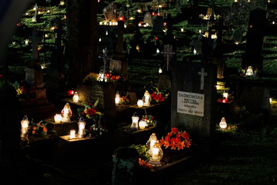 Akimirkai sustabdo laiką: Visų Šventųjų dieną Rasų kapinėse – žvakių spindesys