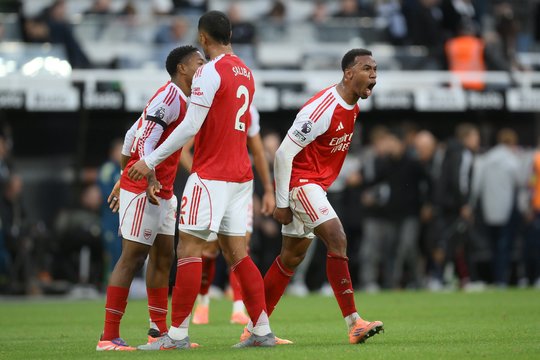 „Arsenal“ toliau tvirtina pozicijas viršūnėje, „Manchester United“ tenkinosi lygiosiomis