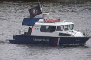 Estijos pasienyje – dar viena keista provokacija: plaukė kateris su „Wagner“ vėliava