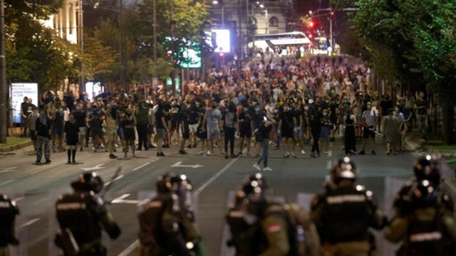 Serbijoje tęsiasi protestai dėl prieš metus sugriuvusios geležinkelio stoties: gatvėse – smurto protrūkiai