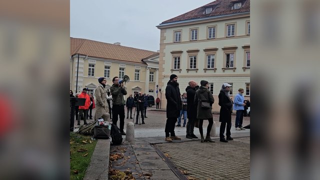 Dalijasi vaizdais iš protesto prie Prezidentūros: R. Kaunui dalyviai negailėjo šūksnių