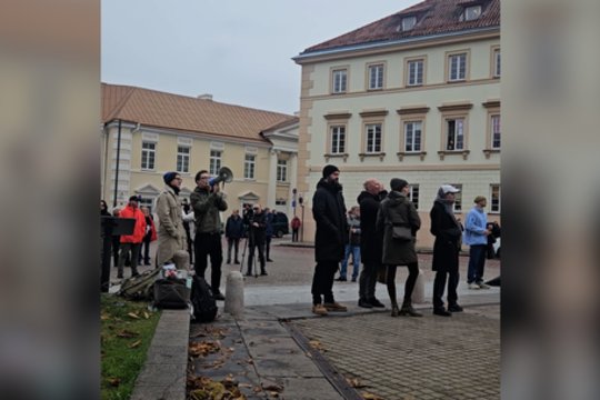 Dalijasi vaizdais iš protesto prie Prezidentūros: R. Kaunui dalyviai negailėjo šūksnių