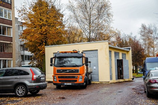 Tamsoje ir be šaldytuvo: gyventojai perpykę – ESO išjungė elektrą dešimčiai valandų ir paliko kaip stovi 