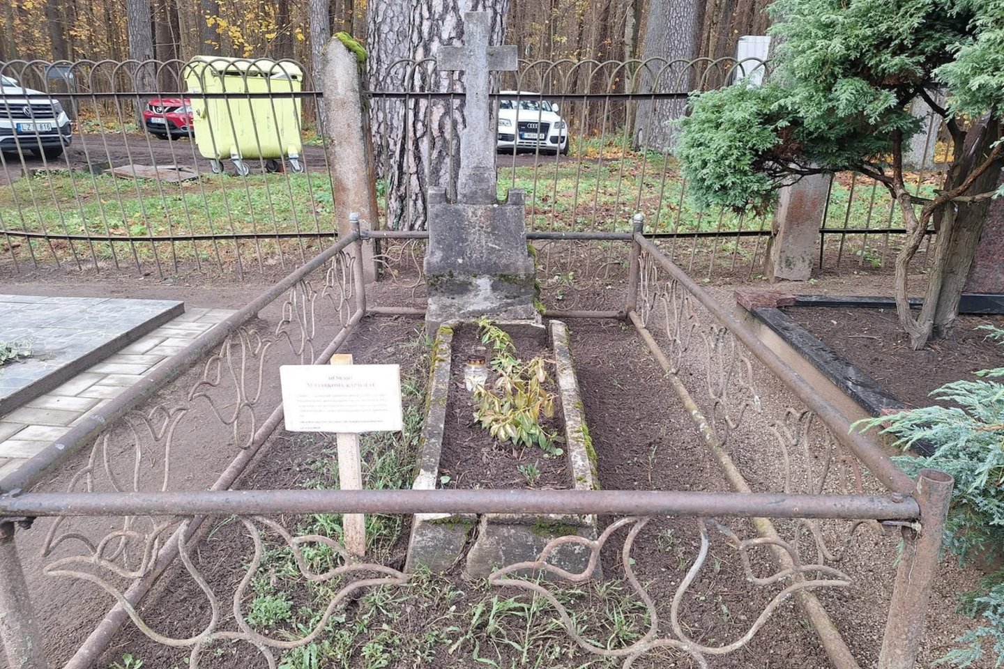 Anykščių bendruomenę sujudino feisbuko įrašas, kuriame iškar po Vėlinių Nijolė pasidalijo vaizdais iš miesto kapinių: prie kuklių, samanomis apaugusių, daugiametėmis gėlėmis apsodintų kapelių įsmeigtos lentelės su perspėjimais, esą kapavietės neprižiūrimos ir gali būti perduotos tvarkyti kitiems.