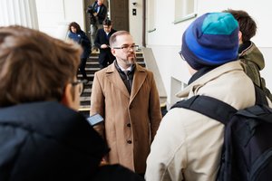 Po pokalbio su G. Nausėda R. Kaunas atėjo pas švilpusius protestuotojus ir su jais susiginčijo