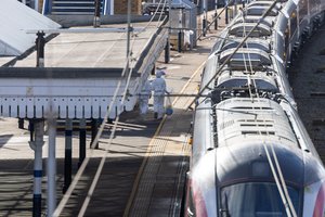 Po išpuolio panaudojant peilį JK traukinyje vyrui pateikti kaltinimai dėl pasikėsinimo nužudyti