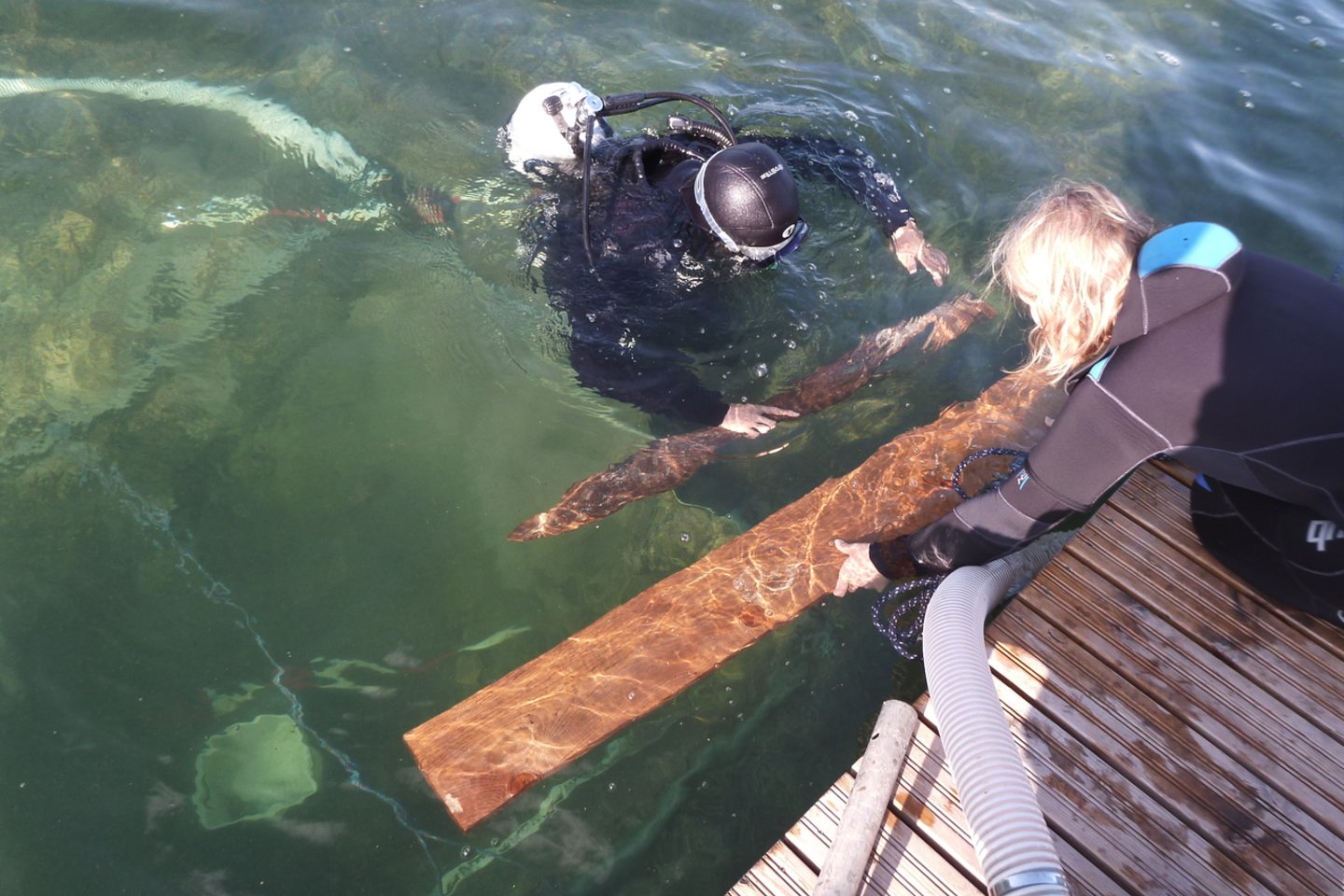 Luokesų gyvenvietės tyrimai. Iškeliamas medinis irklas.<br> A. Zalepūgienės nuotr.