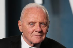 Aktorius Anthony Hopkinsas prabilo apie žiaurias patyčias vaikystėje