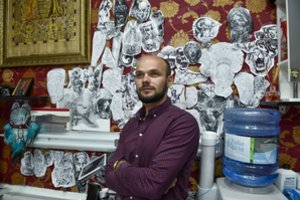 Iš skandalingojo tatuiruočių meistro atėmus kūdikį – žvilgsnis į jo praeitį: apkandžiojo nėščią sugyventinę, ištatuiravo kiaulę