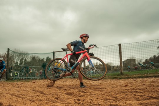 Su dviračiu rankose: paaiškėjo unikalios rungties Lietuvos čempionai