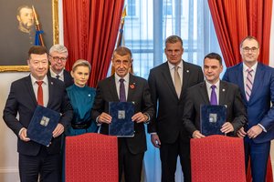 Čekijos populistas A. Babišas pasirašė koalicijos sutartį su kraštutinių dešiniųjų euroskeptikais