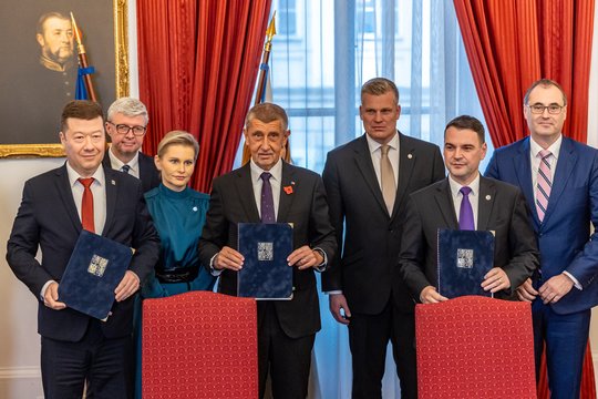 Čekijos populistas A. Babišas pasirašė koalicijos sutartį su kraštutinių dešiniųjų euroskeptikais