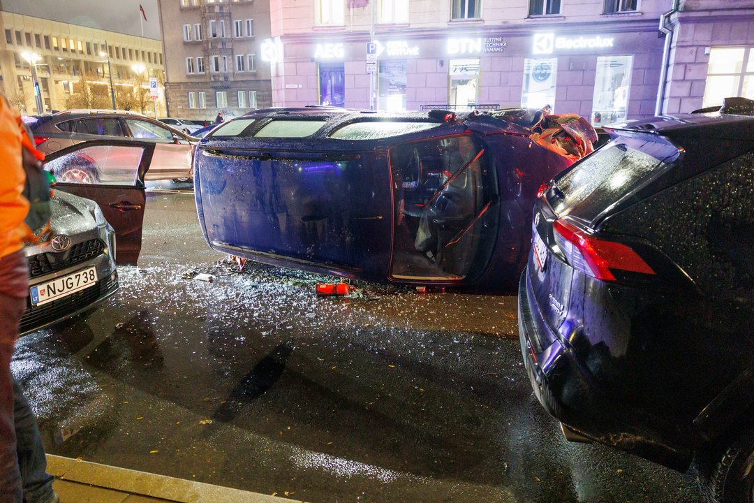 Vilniaus centre susidūrė 5 automobiliai: vienas apvirto, nukentėjo žmogus