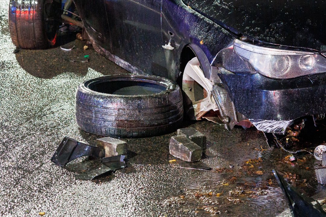 Girto vairuotojo BMW Vilniuje trenkėsi į medį