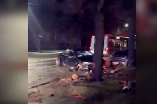 Pasidalijo, kas liko iš BMW po girto vairuotojo avarijos: išlūžo net automobilio ratai