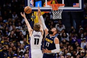 NBA – lietuviška kaktomuša: J. Valančiūnas „dalino blokus“ D. Saboniui