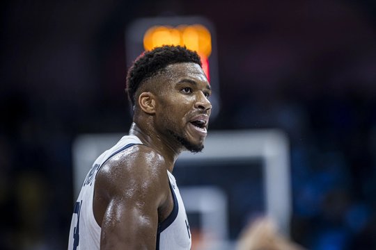 Užtildė visą varžovų areną – G. Antetokounmpo smeigė pergalingą metimą su sirena