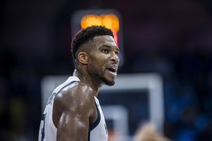 Užtildė visą varžovų areną – G. Antetokounmpo smeigė pergalingą metimą su sirena