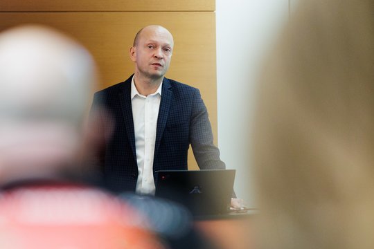 N. Mačiulis apie netrukus laukiančius išbandymus: „Lietuvos ekonomika – įsibėgėja be vieno variklio“