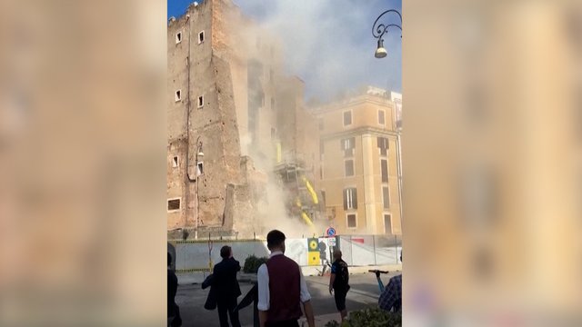 Pamatykite: viduryje Romos centro sugriuvo istorinis viduramžių bokštas