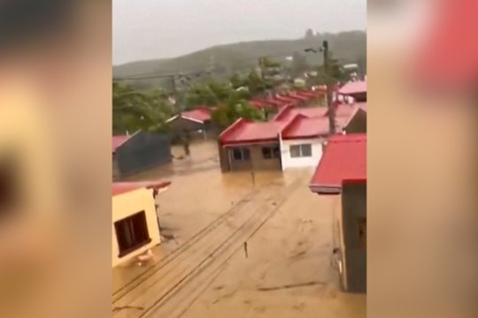 Filipinus siaubia dar vienas taifūnas: žmonės užsilipę ant stogų, plaukia ištisos gatvės