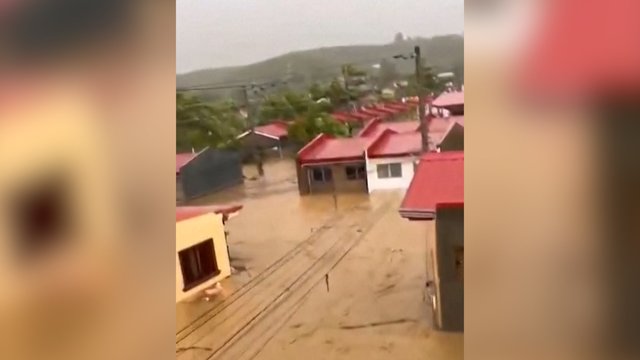 Filipinus siaubia dar vienas taifūnas: žmonės užsilipę ant stogų, plaukia ištisos gatvės