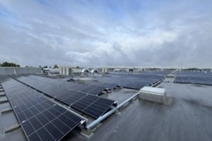 Ant „Urban HUB“ Vilnius stogo – daugiau nei 3000 m² saulės elektrinė