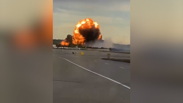 JAV Kentukio valstijoje vos pakilęs sudužo krovinis lėktuvas: užfiksavo nelaimės akimirką