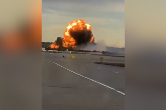 JAV Kentukio valstijoje vos pakilęs sudužo krovinis lėktuvas: užfiksavo nelaimės akimirką