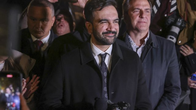 Niujorko mero rinkimus laimėjęs Z. Mamdani prakalbo apie nuverstą dinastiją: „Ateitis – mūsų rankose“