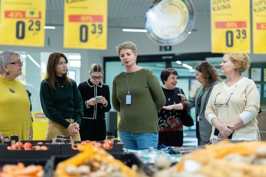 „Iki“ klientų valdybos nariai praskleidė parduotuvių užkulisius: pirkėjų akims nematomos paslaptys vėrėsi kiekviename skyriuje