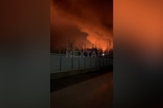 Rusijoje – dangų raudonai nušviečiantys sprogimai: aidėjo raketų ir dronų smūgiai