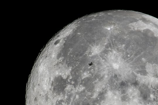 Reti vaizdai: užfiksuota priešais Mėnulį skriejanti Tarptautinė kosminė stotis