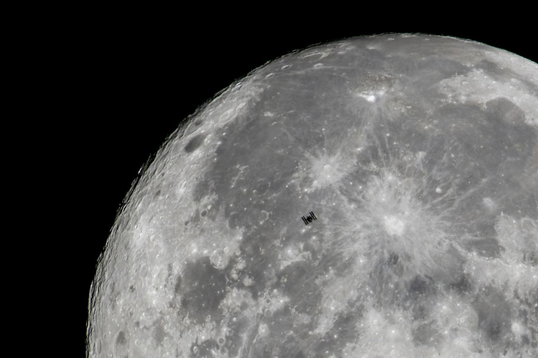 Reti vaizdai: užfiksuota priešais Mėnulį skriejanti Tarptautinė kosminė stotis