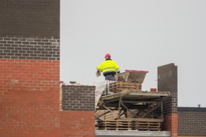 Statybų įmonės direktorius išėjo atostogų ir paliko dalį darbuotojų dirbti nelegaliai – galutinį žodį tarė LAT