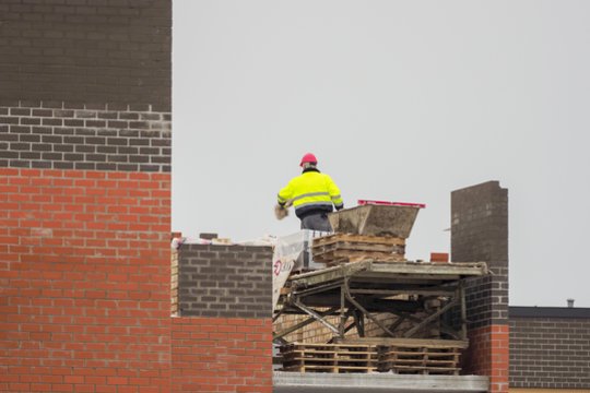 Statybų įmonės direktorius išėjo atostogų ir paliko dalį darbuotojų dirbti nelegaliai – galutinį žodį tarė LAT