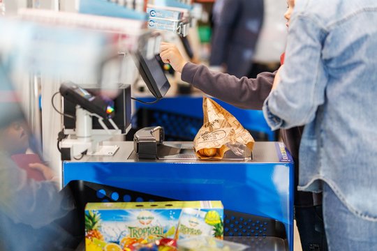 Spalį pigiausią dažno vartojimo prekių krepšelį siūlė „Lidl“: gyventojai galėjo sutaupyti daugiau nei 3 eurus