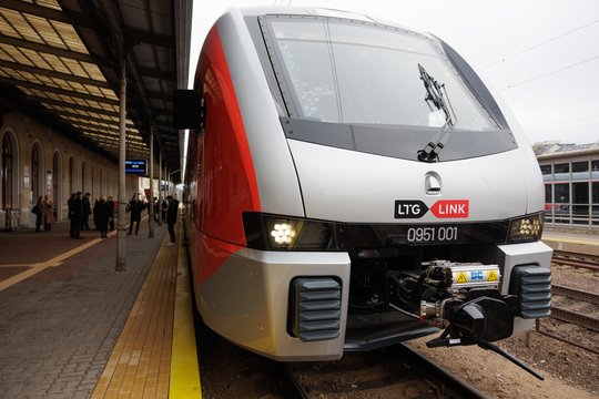 Pradedami neįprasto traukinio bandymai: truks ilgiau nei pusmetį