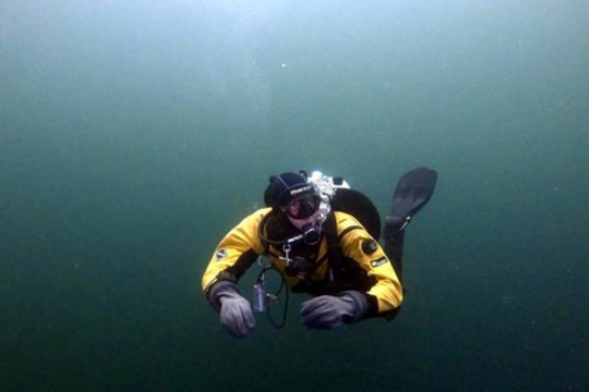 Kaip keičiasi ryšys po vandeniu: nuo rankų ženklų iki sonarinių žinučių