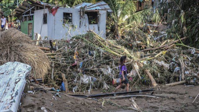 Filipinuose skaičiuojamos praūžusio taifūno aukos: skaičius perkopė 140