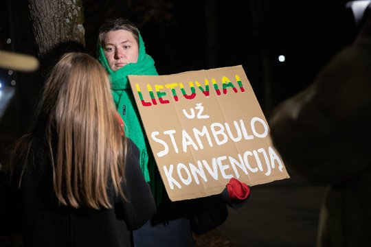 Vilniuje žmonės reiškia solidarumą su Latvijos moterimis: ragina kaimynus neišstoti iš Stambulo konvencijos