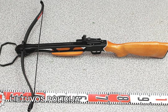 Telšių rajone nuo medžiotojų sprukę brakonieriai pametė arbaletą ir strėles