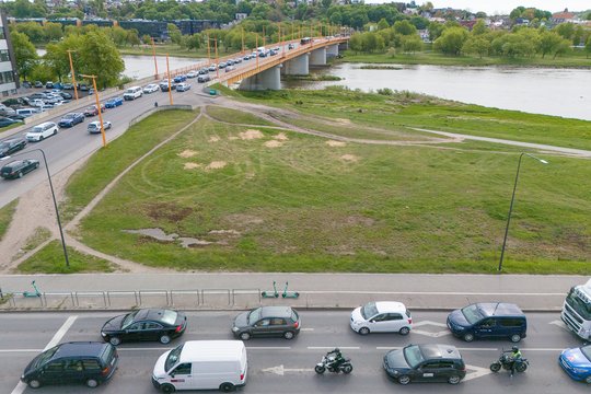 Ribos eismą ant itin judraus Kauno tilto: geriau rinktis kitą maršrutą