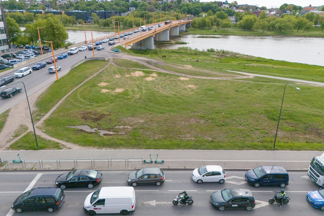 Ribos eismą ant itin judraus Kauno tilto: geriau rinktis kitą maršrutą